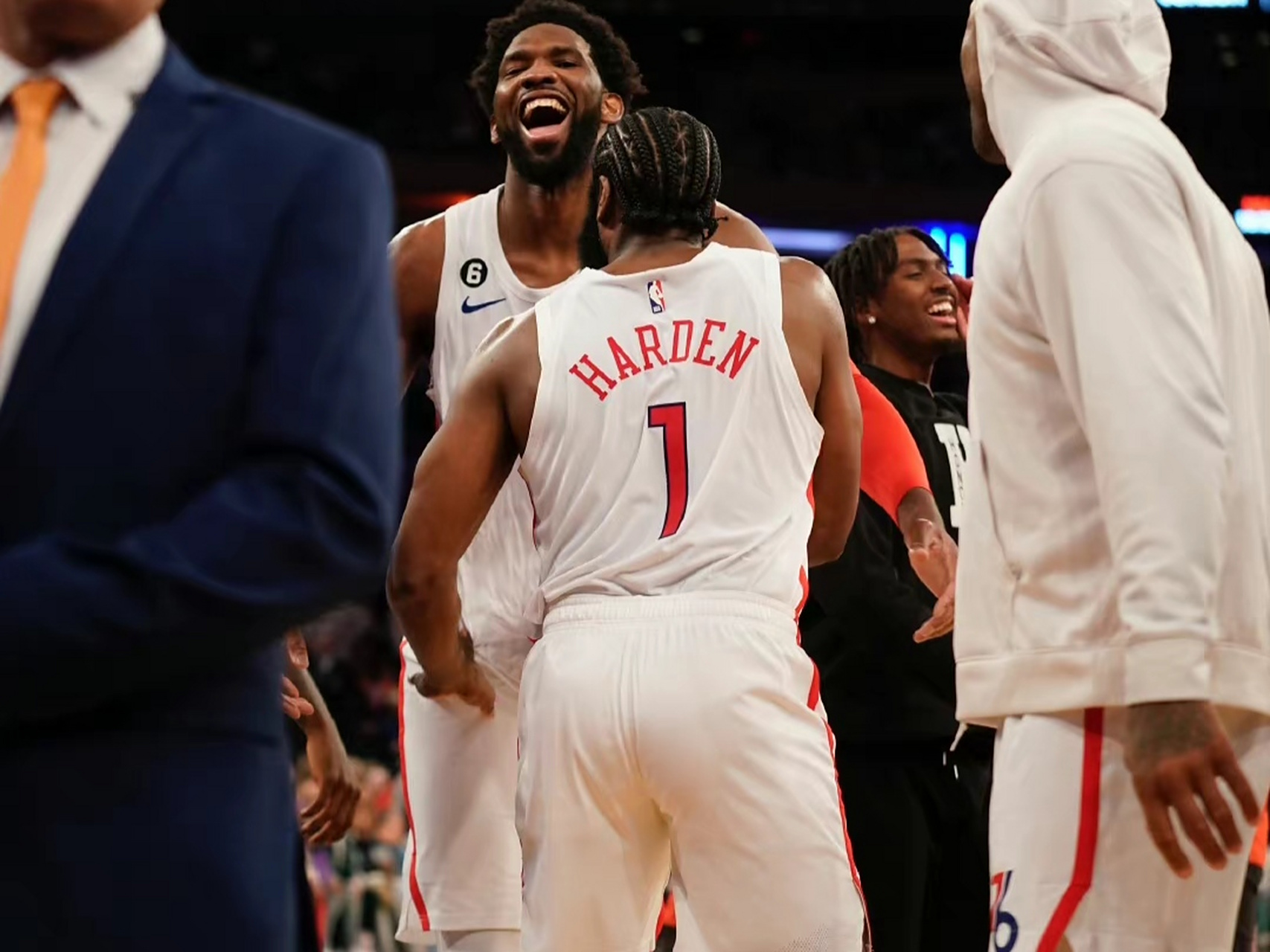 爱游戏在线-尼克斯完胜雷霆，恩比德惊艳世界