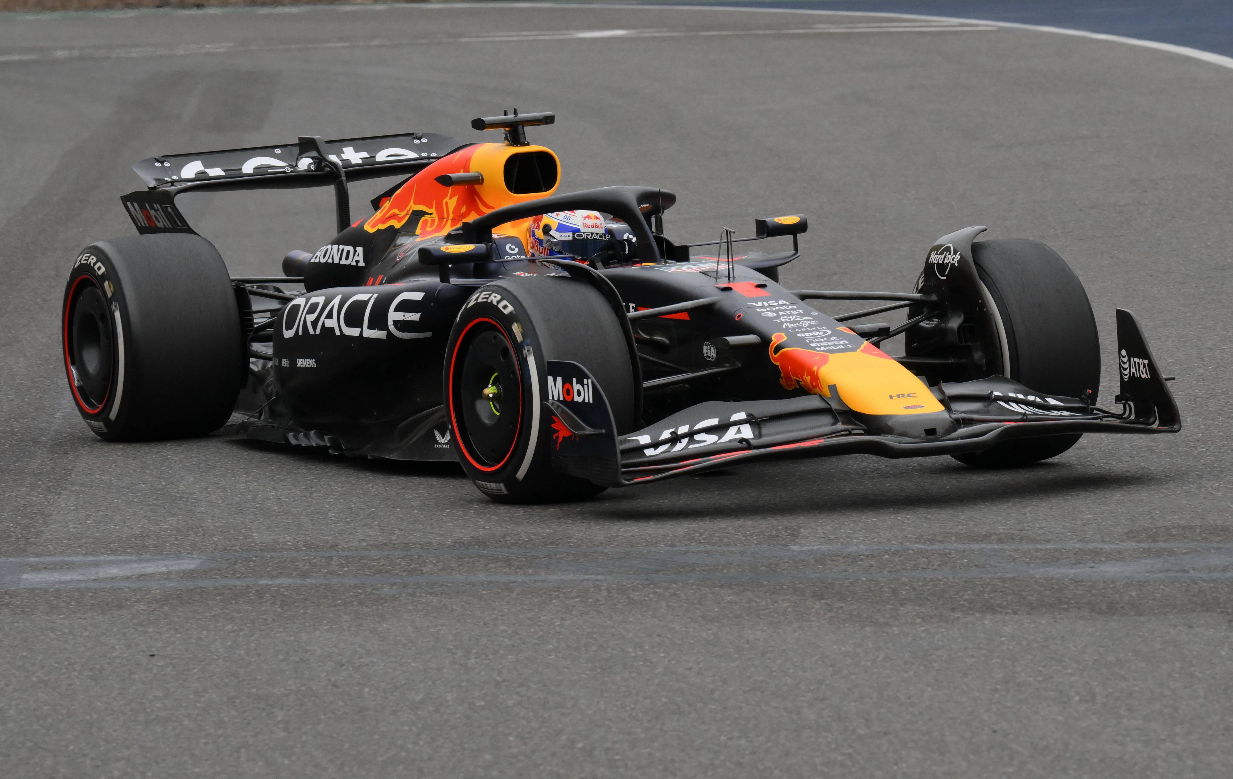 梅赛德斯碾压阿斯顿马丁,塞恩斯统治全场 梅赛德斯碾压阿斯顿马丁,塞恩斯统治全场